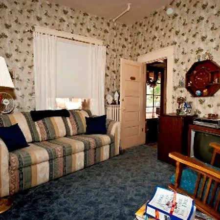 3Rd Street Nest Bed & Breakfast-2